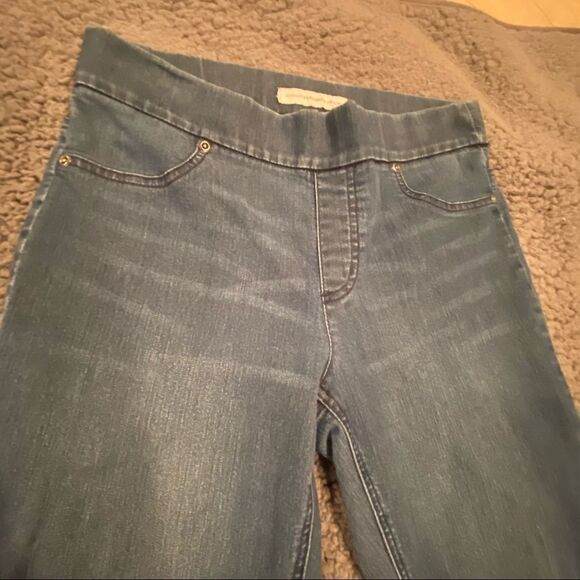 Chico’s Platinum Denim Elastic Waist Capris Sz 6 - Picture 8 of 9
